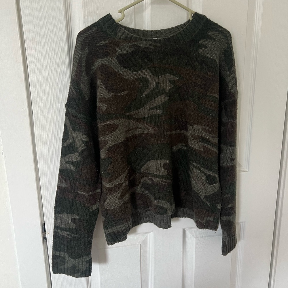 Rails Women’s Camo Sweater Size m